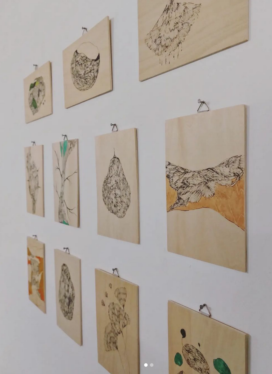 Petits dessins sur bois - technique mixte, dessins abstraits, petits formats accrochés sur un mur blanc